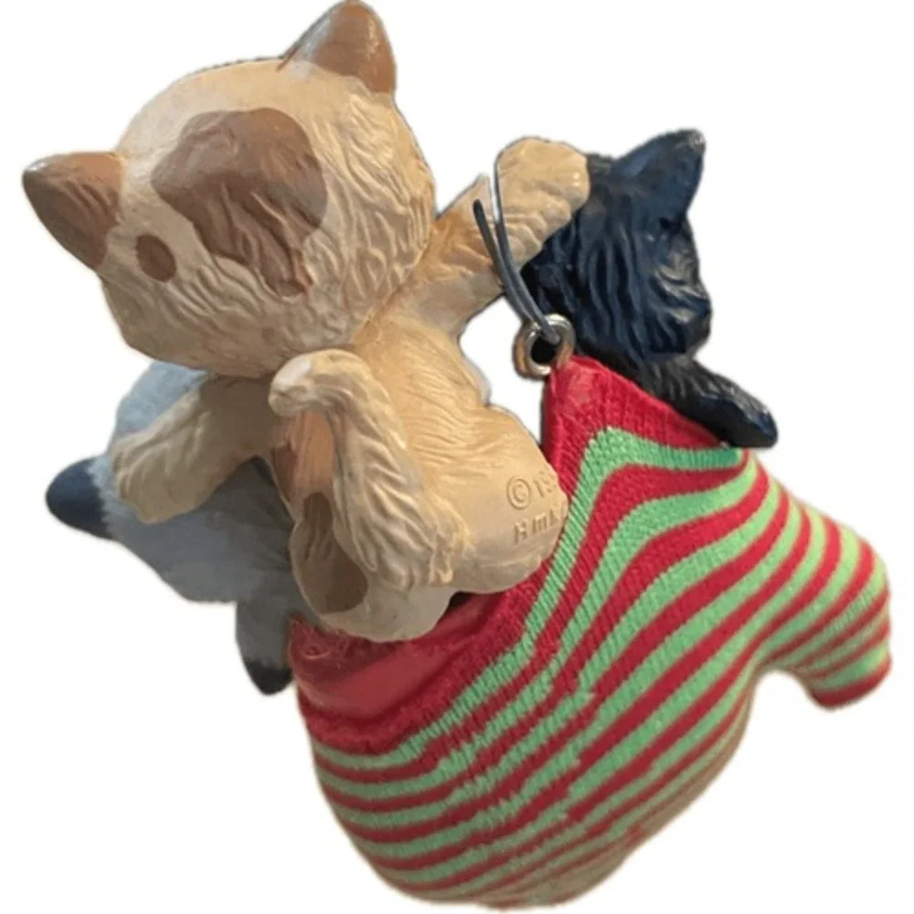 Vintage 1983 Hallmark Keepsake Ornament Kittens in Mitten Red Green Striped 3
